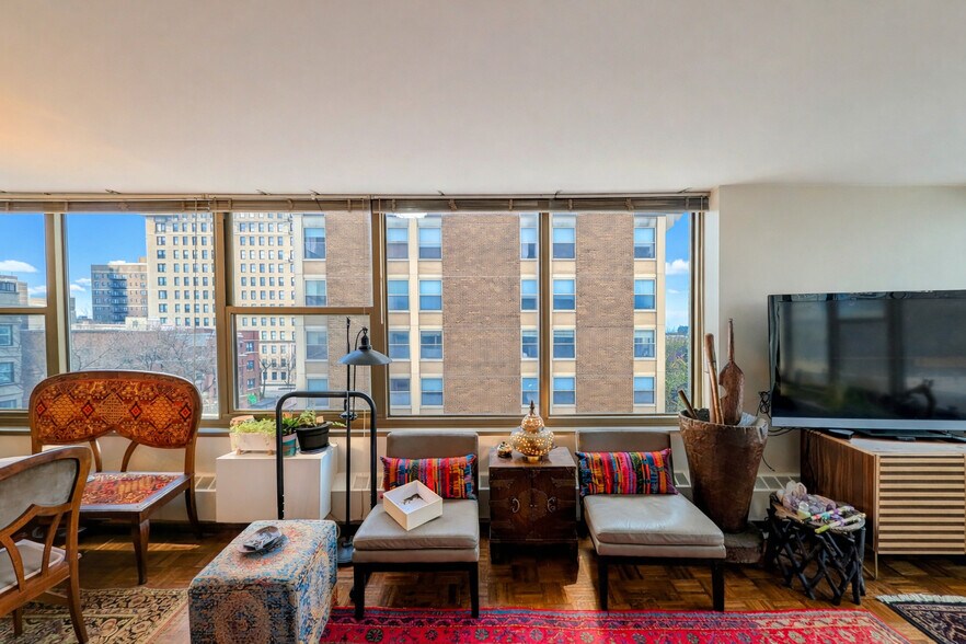 Building Photo - 360 W Wellington Ave