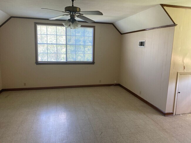 Building Photo - 866 W Lakeview Dr
