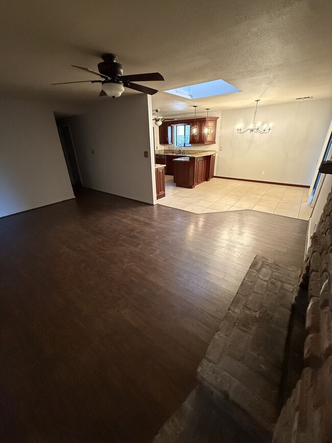 Building Photo - 422 Emery Dr