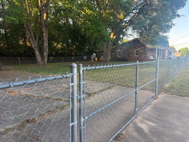 Building Photo - 712 W Cherokee St