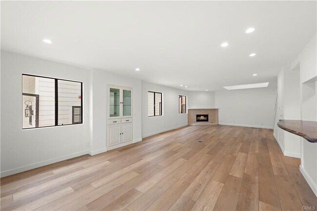 Building Photo - 405 Heliotrope Ave