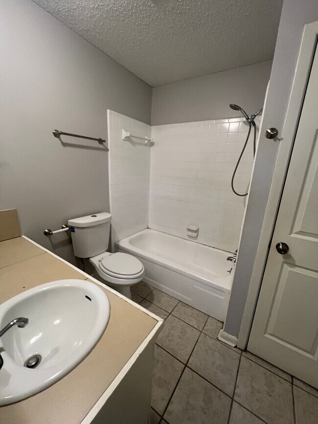 Building Photo - Comfortable 3 Bedroom, 2 Bath Home with Patio & Fireplace