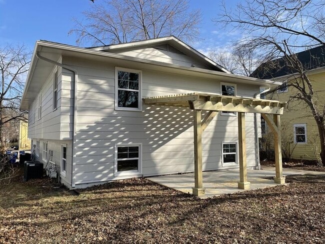 Building Photo - 934 Illinois St