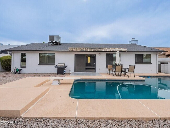 Building Photo - 5817 S Siesta Ln