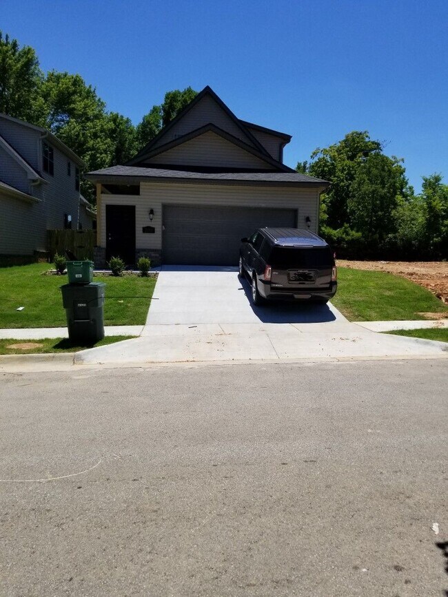 Primary Photo - 3 bedroom 3.5 bathroom home near campus