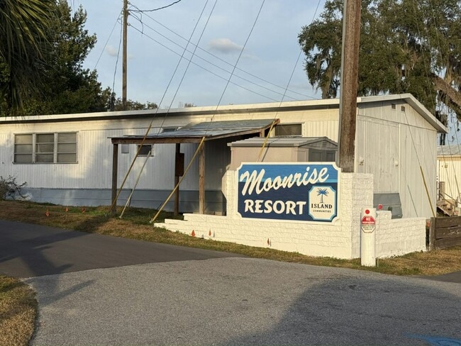 Building Photo - 8801 E Moonrise Ln