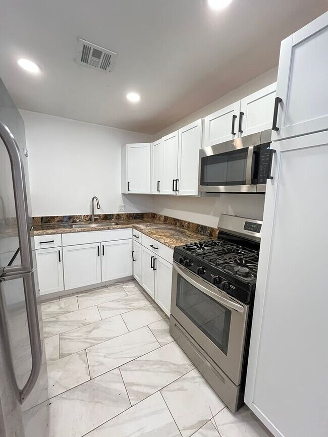 Building Photo - Large 1 Bed 1 Bath Apt in Aurora Add NW OKC