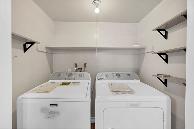 Building Photo - Bright & Spacious Townhome in Lakewood 2bd 2.5ba