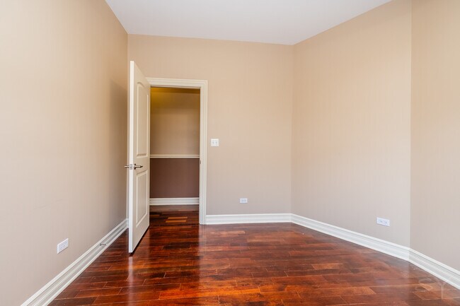 Building Photo - 1367 E 64th St