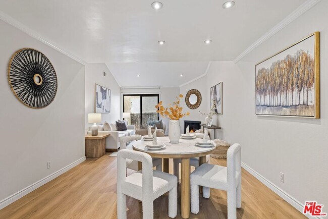 Building Photo - 620 W Hyde Park Blvd