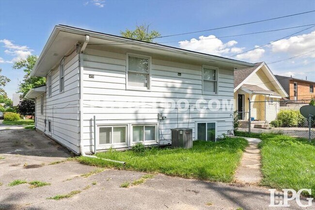 Building Photo - 3145 Sherbrooke Rd