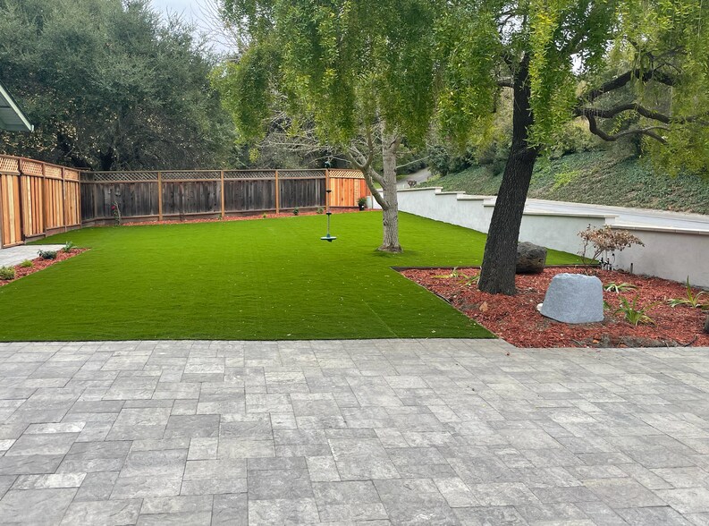 Front yard with turf - 11040 Eastbrook Ave