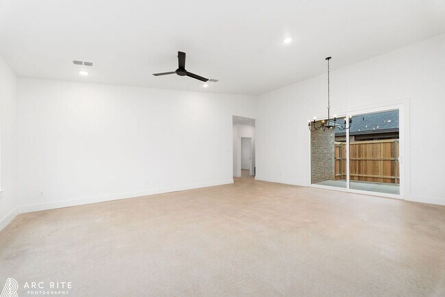 Building Photo - High End Luxury Home!