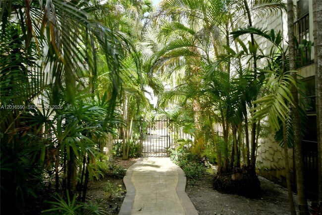 Building Photo - 6884 N Kendall Dr