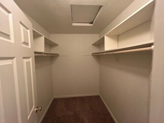 Building Photo - Spacious Halfplex