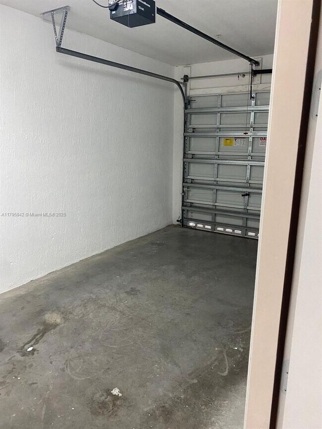 Building Photo - 2832 SW 81st Ave