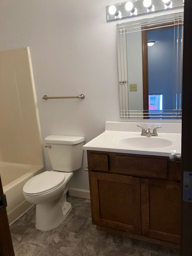 Building Photo - Updated 3 Bedroom Duplex Townhome on Quiet Tree-Lined Street