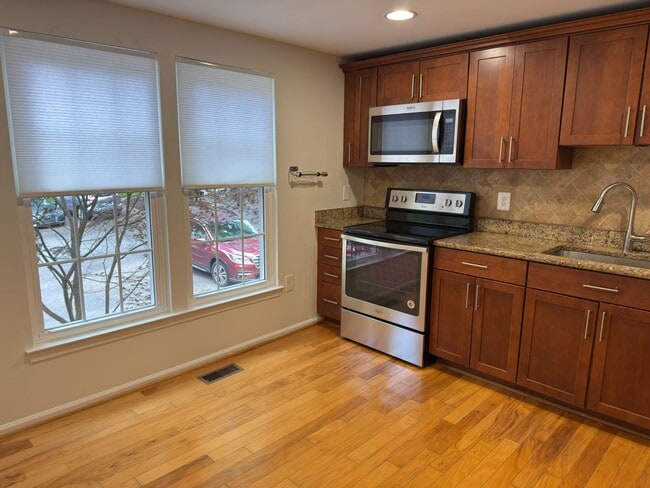 Building Photo - Beautiful 4 Bed 2.5 Bath Townhome in Burke For Rent!