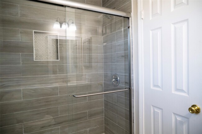 Building Photo - 5502 Elm Tree Dr