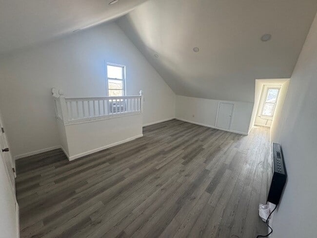 Building Photo - 3 bedroom 2 bathroom