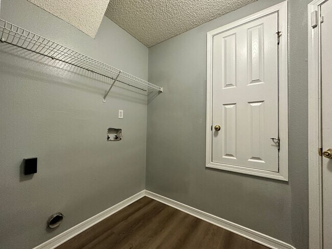 Building Photo - Beautiful 3 bedroom, two bath home off CR 220