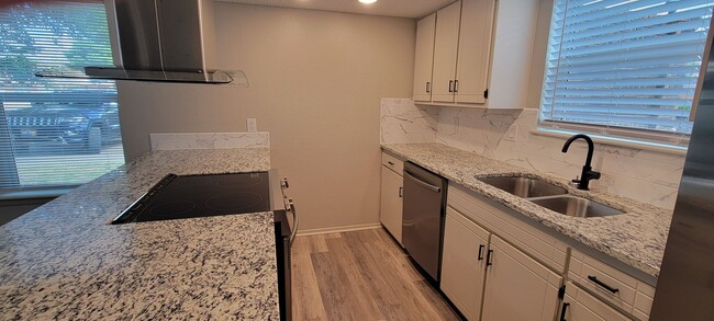 Building Photo - UPDATE CONDOMINIUM IN COLONIAL PARK