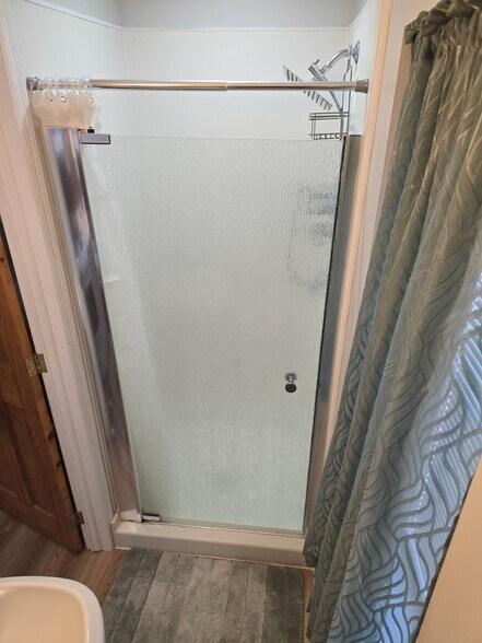 Stand up shower - 510 North St