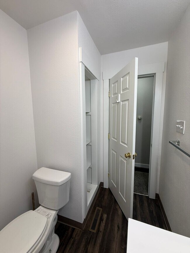 Building Photo - 2/1 Updated Hillyard Home
