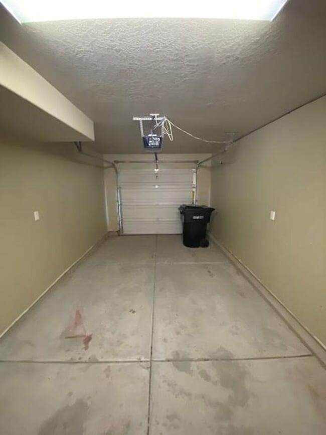 Building Photo - 3 Bedroom, 2.5 Bathroom Twin Home in Gemini Meadows