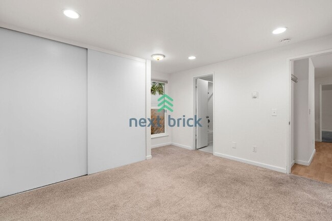 Building Photo - 2 BED & 1.75 BATH FOR RENT