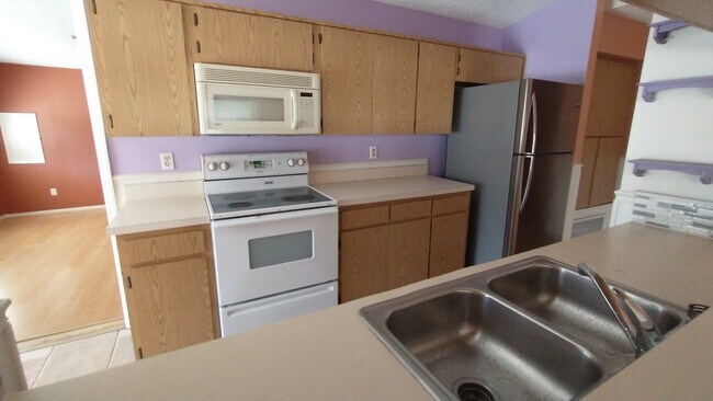 Kitchen - 505 Devonshire St