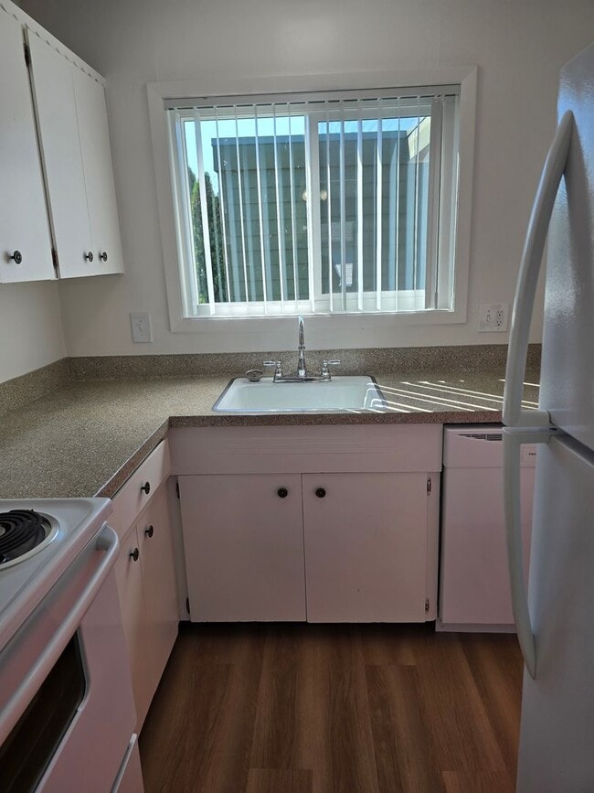 Building Photo - *!*!* Rent Ready Upstairs Pet Friendly 3 B...