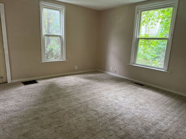 Building Photo - 2 Bedroom with a Bonus Room Close to Union...
