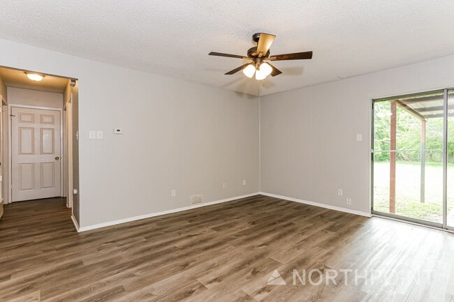 Building Photo - Mesmerizing Single Family Home | 3 BR/1.5 BA | 1-Car Covered Parking | Front and back yard!