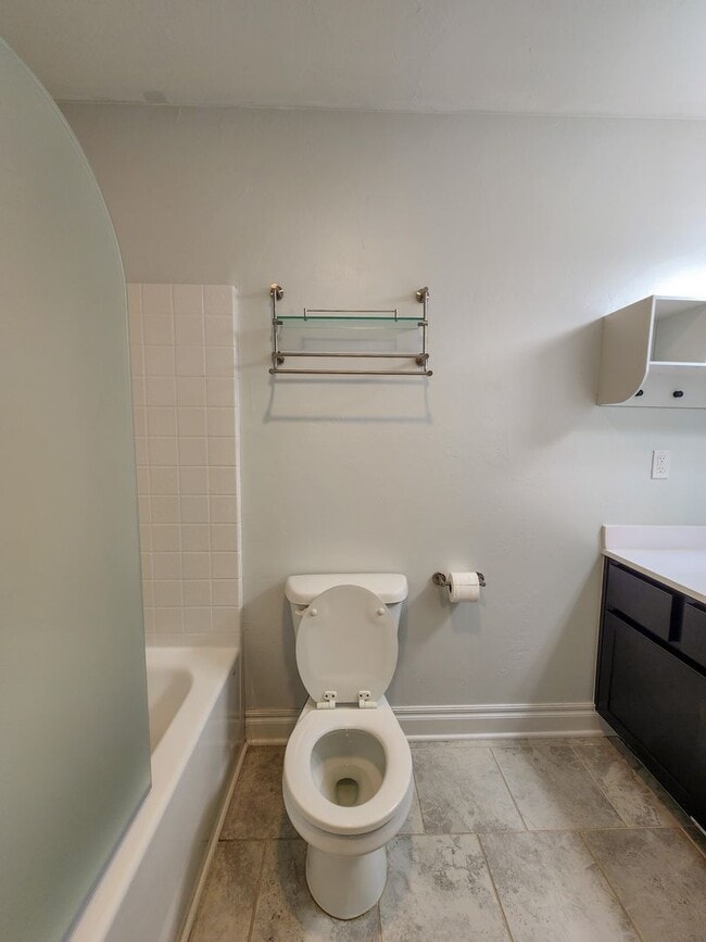 Building Photo - 3 bed, 2 bath home in Shawnee!