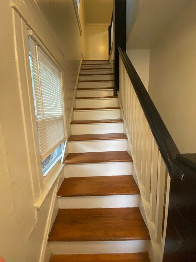 Building Photo - Adorable Upstairs Duplex / Central AC / W&D / Near Duke East