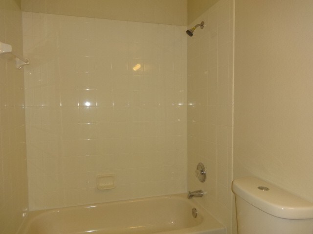 Building Photo - 1040 Pineview Ct