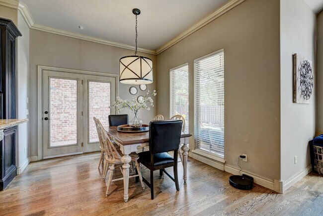 Building Photo - Luxury 5 Bedroom Home in Fairfax Estates, next to public golf course - Safe Room- Memorial High- ...