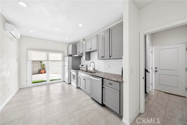 Building Photo - 525 W Woodcrest Ave