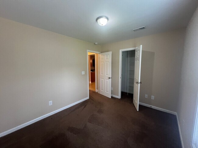 Building Photo - MOVE-IN READY!