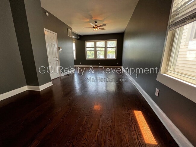 Building Photo - 2840 N Maplewood Ave