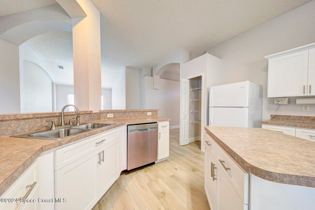Building Photo - 1085 Sedgewood Cir