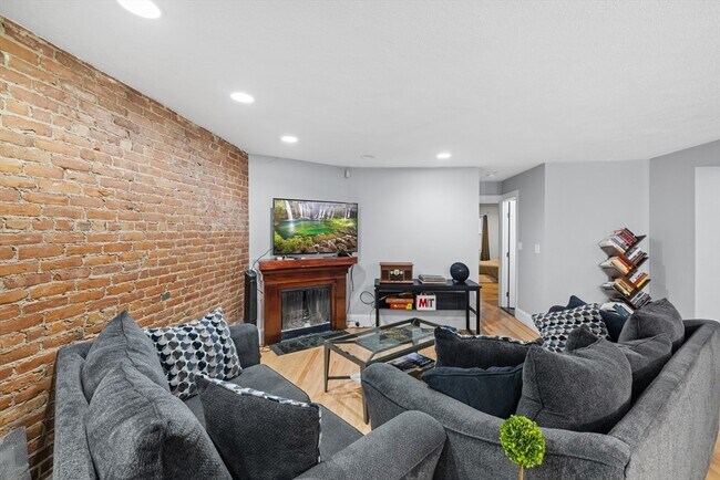 Building Photo - 407 Marlborough St