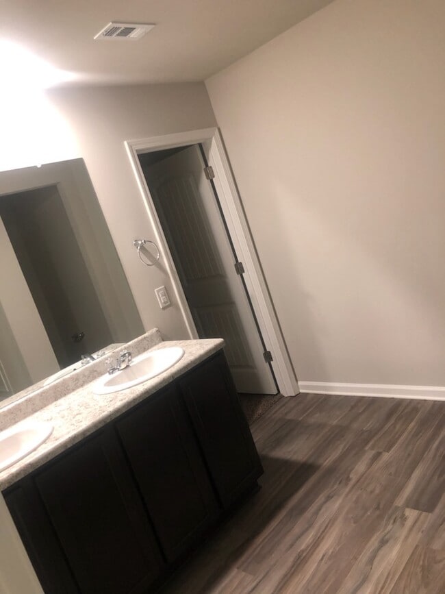 Building Photo - 18204 Fox Hollow Loop