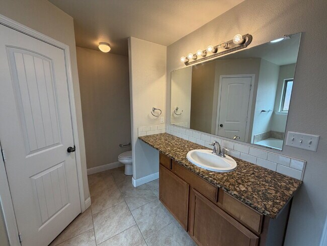 Building Photo - Beautiful Home in Quiet Neighborhood!