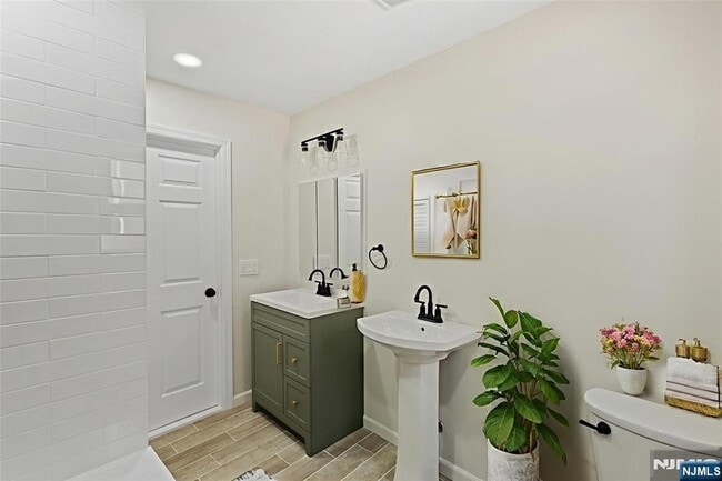 Building Photo - 86 Farnham Ave