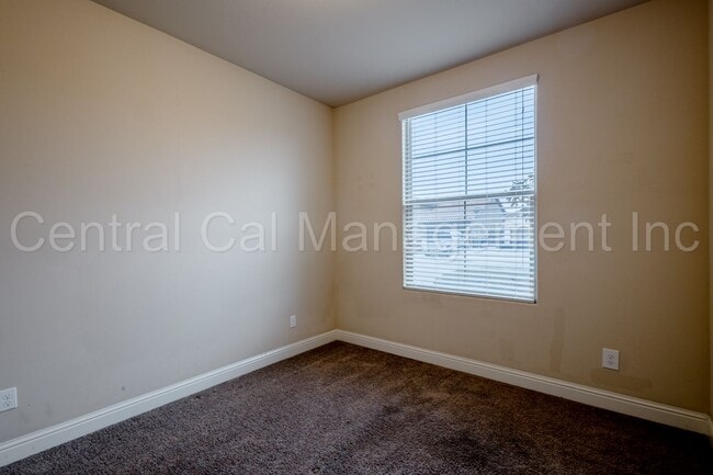 Building Photo - Large 4 Bedroom/2 Bath Home with Solar in Gossamer Grove - $2595 Per Month!