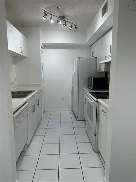 Building Photo - 4844 N State Rd 7