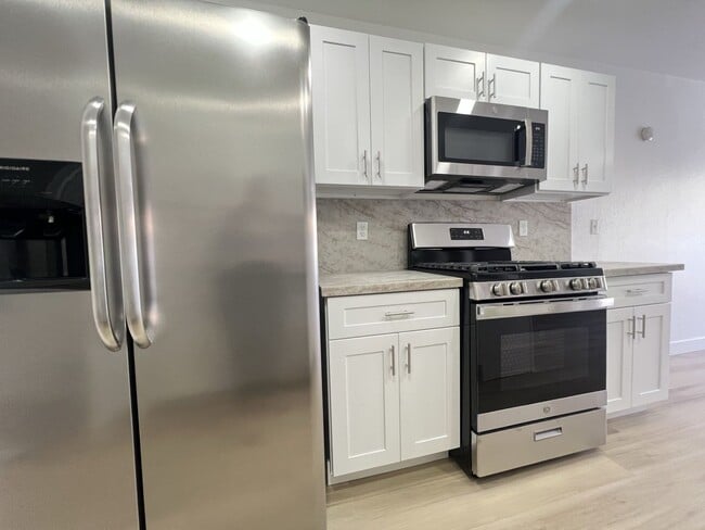 Building Photo - 3 bedroom, 2.5 bathroom home located in Henderson, NV!