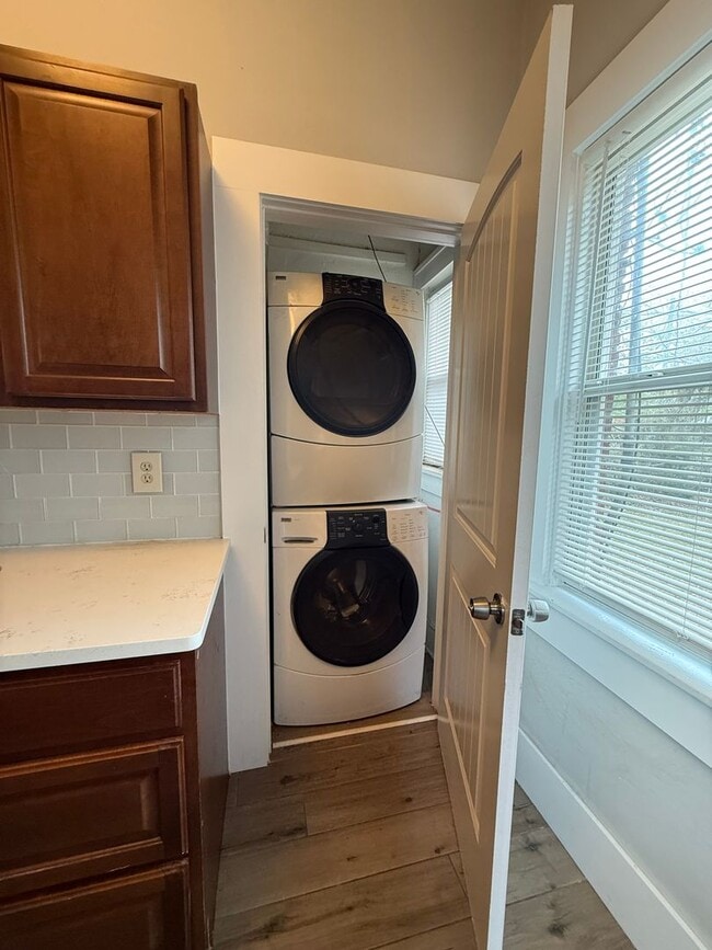 Building Photo - Spacious 3 Bed Near Downtown & OU Health + W/D Included & Driveway Parking